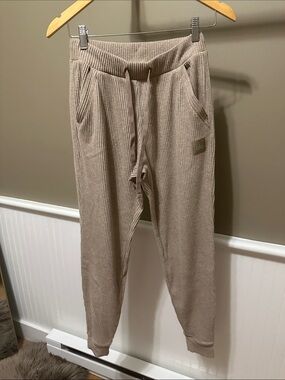 ALO Yoga Ribbed Knit Joggers in Taupe